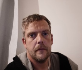 Rhythm, 35, Wrexham