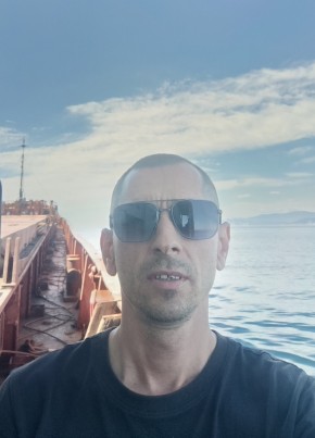 Олег из Артема 43 года
