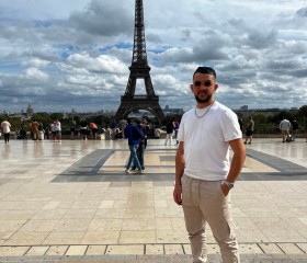 Malek, 29, Villeneuve-d Ascq