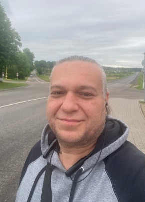 Гена из Берасьце 43 года