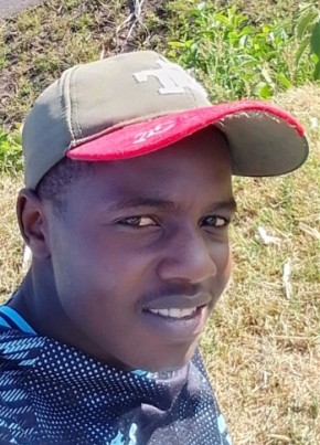 Charles из Nairobi 18 лет