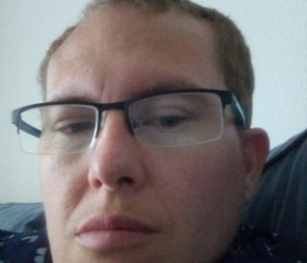 Youghi, 43, Carquefou