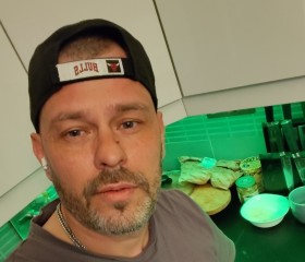 Konstantin, 44, Munich