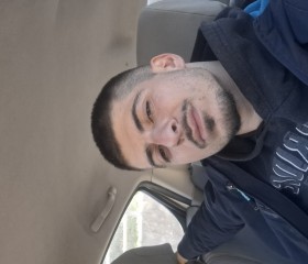 Chris, 26, Patra