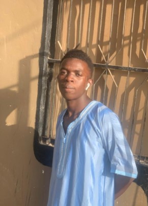 Alagie из Bakau 20 лет