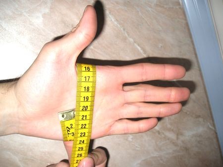 16 см это нормально. Измерение ширины ладони. Обхват 16 см. Обхват ладони 19 см. Ширина ладони 7см.