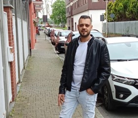 GoGo, 30, Rome