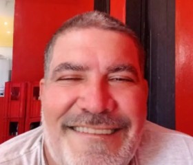 Ney, 52, Vitoria