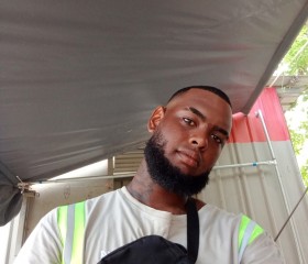 Loic, 25, Port Louis