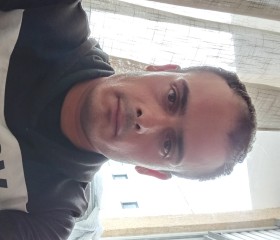 Sandu, 30, Berlin