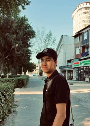 Асадбек из Геленджика 18 лет