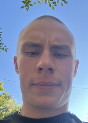 Денис из Луганска 22 года