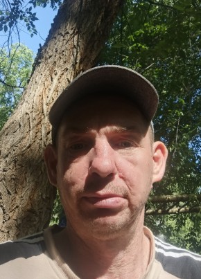 Денис из Энгельса 44 года