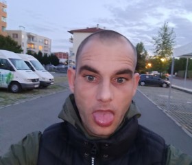 Locmana, 34, Sofia