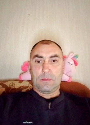 Юрий Уваров из Великого Новгорода 44 года
