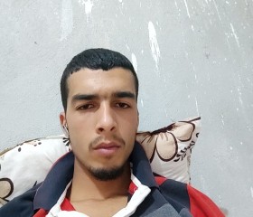 Kamel, 24, Khemis el Khechna