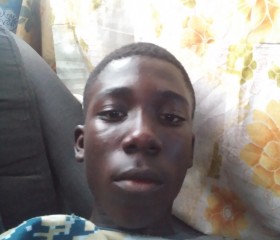Chris, 19, Nungua