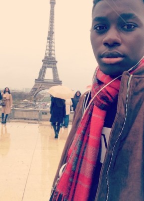 Tsoumbou, 24, République Française, Paris