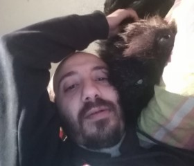 Francisco, 35, Santa Coloma de Gramenet
