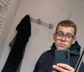 Val, 20, Douai