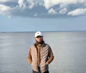 mukhridin, 30, Vienna