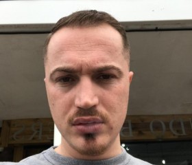xhulioo, 30, Elbasan