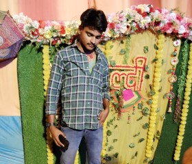 Nikhil, 21, Porsa