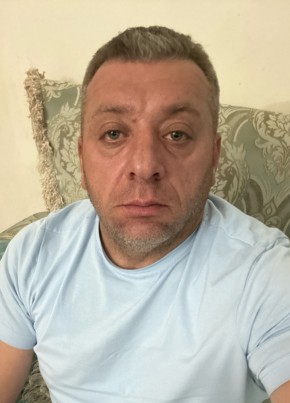 Арам из أبوظبي 43 года