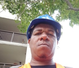 Luis, 40, Panama