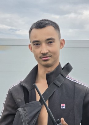 Максим из Нового Оскола 18 лет