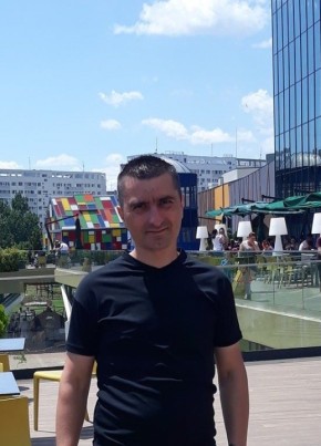 Ovidiu, 40, Romania, București