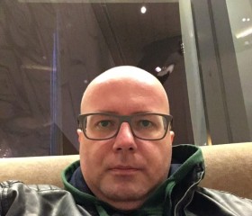 Green, 45, Baku