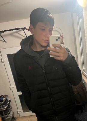 Максим из Екатеринбурга 18 лет