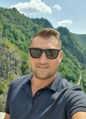 Gabriel Trifan, 37, Romania, București