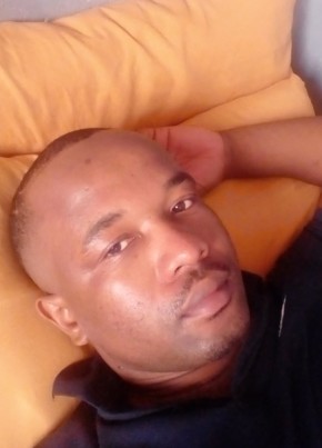 Mhlengi, 28, iRiphabhuliki yase Ningizimu Afrika, ITheku