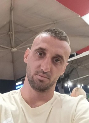 Rexhii из Tirana 18 лет
