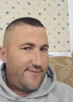 Mihai, 35, United Kingdom, London