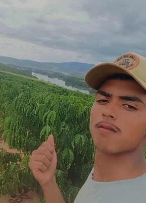 Arthur из Governador Valadares 18 лет