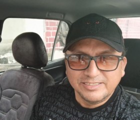 Luis velez, 52, Guayaquil