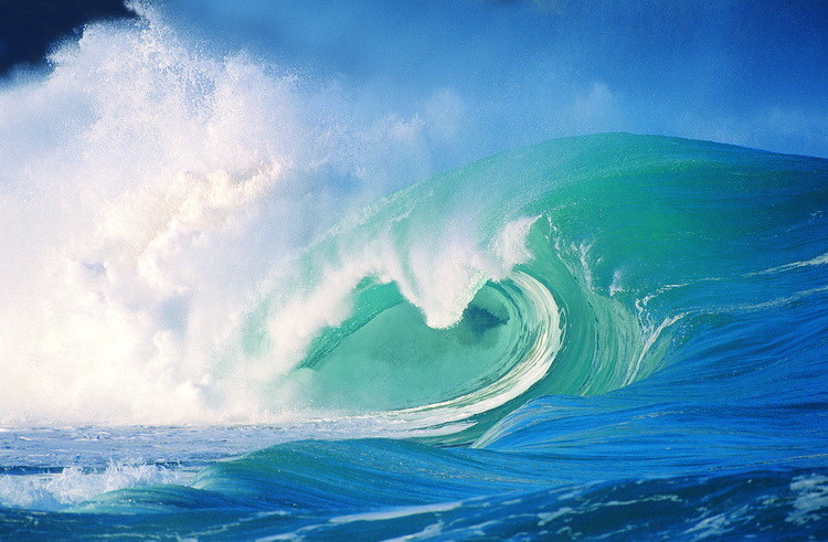 Первыми приходят волны. Шикарные волны. Двойная волна море. Роскошная волна. Открытка с волнами.