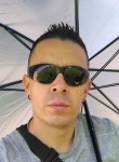 Neo, 40, Bogota