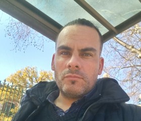 Marcos, 35, Pontevedra