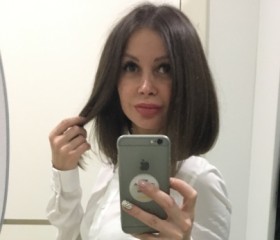 Elvira, 40, New York City