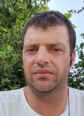 Gheorghe, 36, Repubblica Italiana, Reggio nell'Emilia