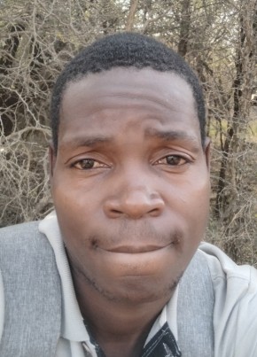 Ernest из Matola 18 лет