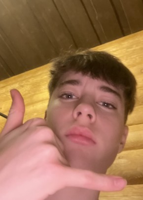 Максим из Пскова 19 лет