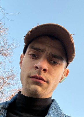 Денис из Луганска 22 года