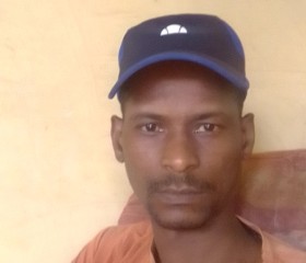 Luuks, 35, Cape Town