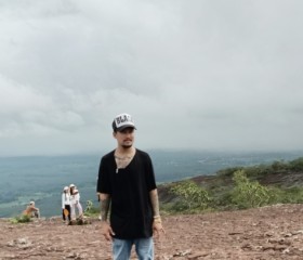 Retro man, 35, That Phanom