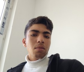 Emin, 18, Istanbul